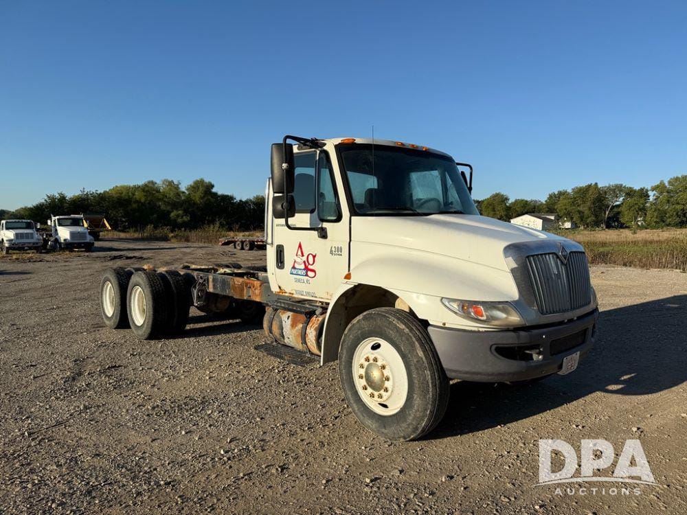 2002 International 4400 Equipment Image0