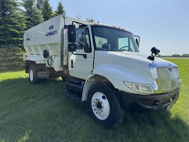 Image of International 4400 equipment image 3