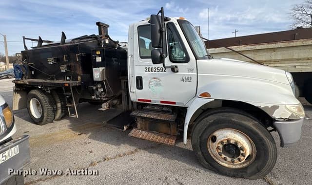 Image of International 4400 equipment image 3