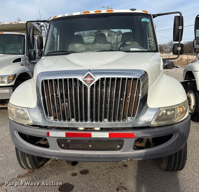 Image of International 4400 equipment image 1