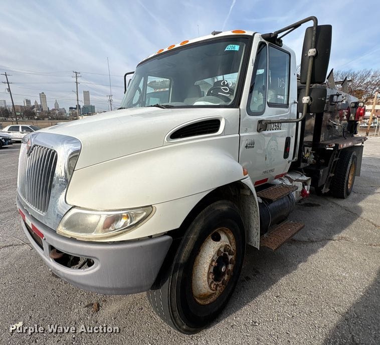2002 International 4400 Equipment Image0