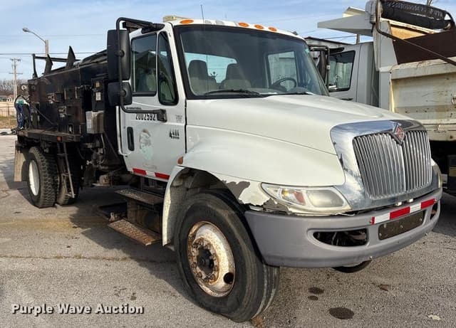 Image of International 4400 equipment image 2