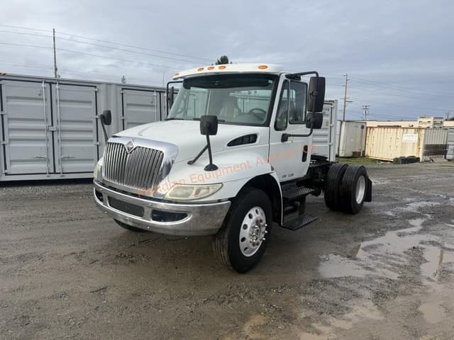 Image of International 4400 equipment image 1