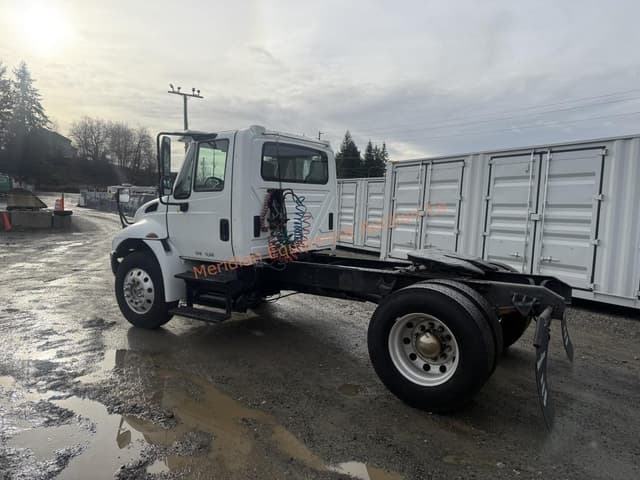 Image of International 4400 equipment image 3