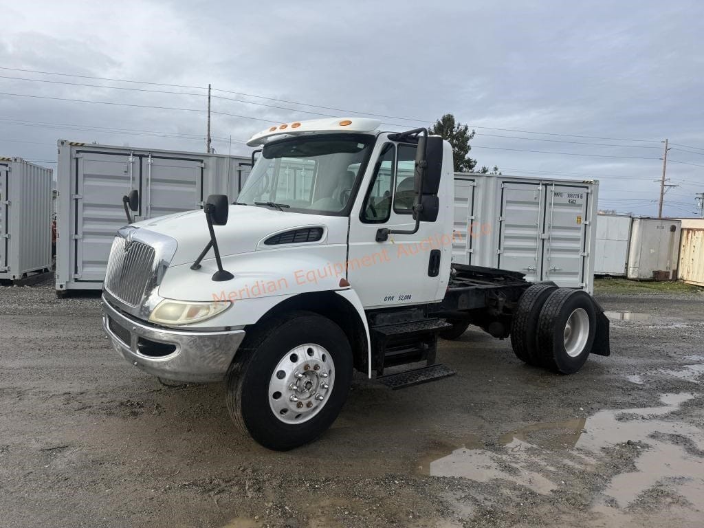 2002 International 4400 Equipment Image0