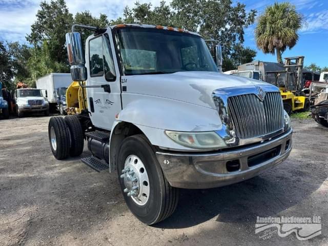 Image of International 4400 equipment image 3