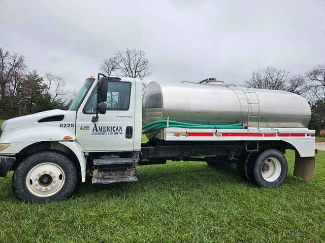 Image of International 4400 equipment image 4