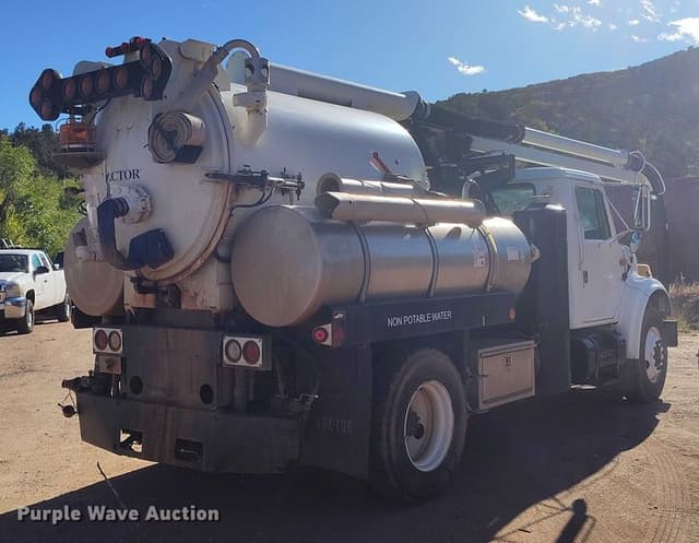 Image of International 4700 equipment image 4