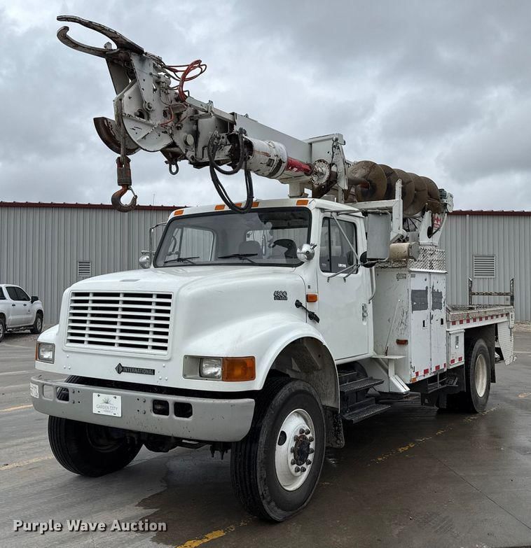 2002 International 4800 Equipment Image0