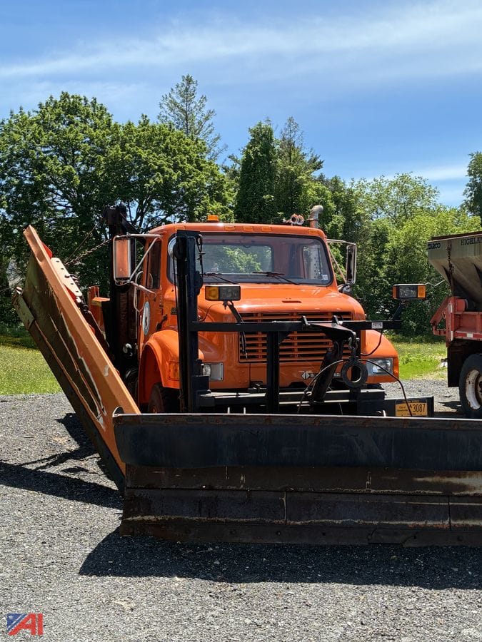 2002 International 4800 Equipment Image0