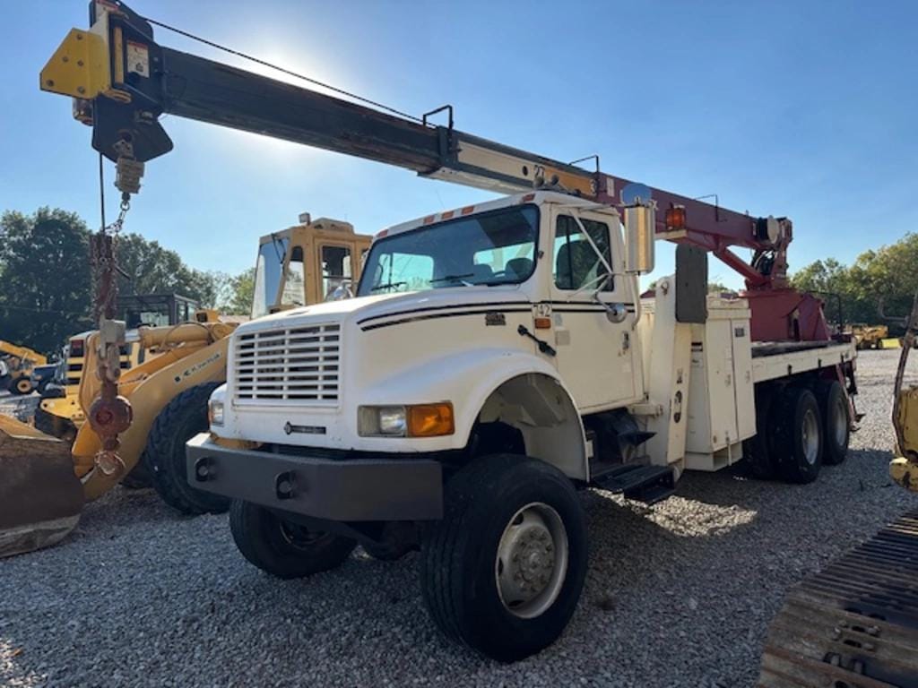 2002 International 4900 Equipment Image0