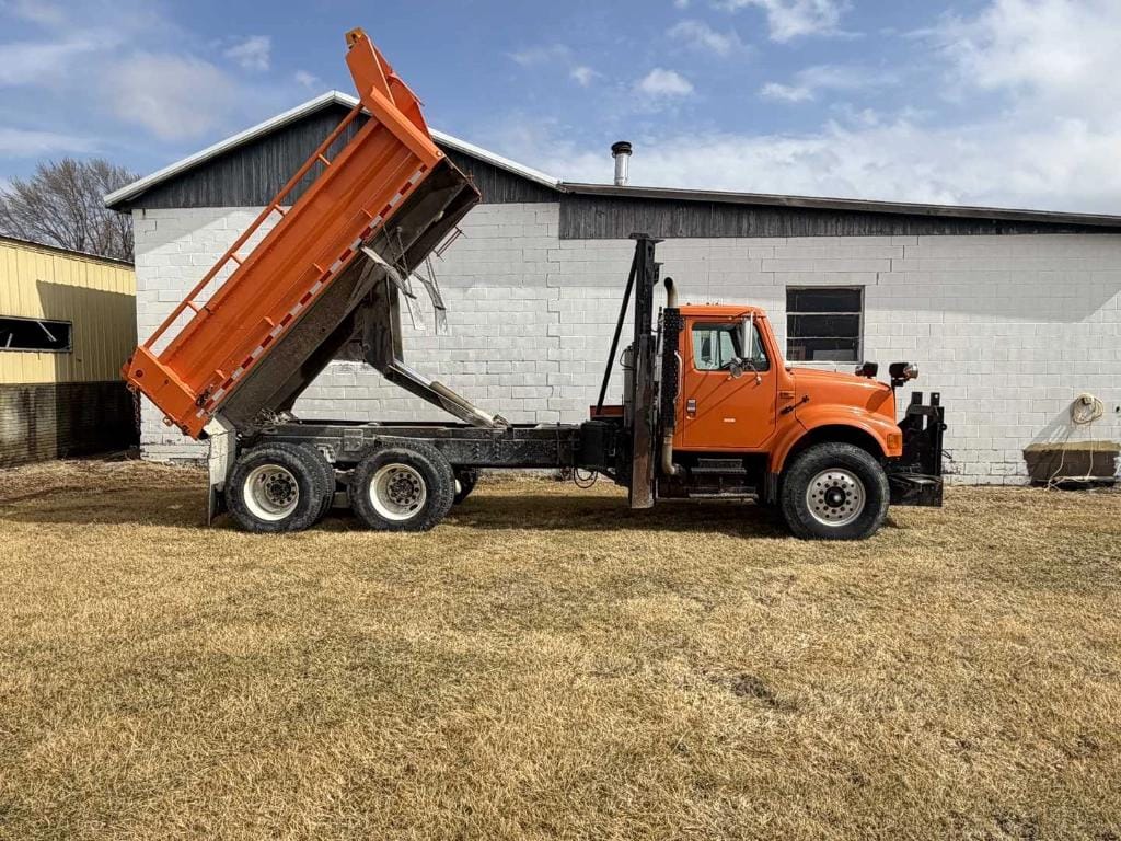 2002 International 4900 Equipment Image0