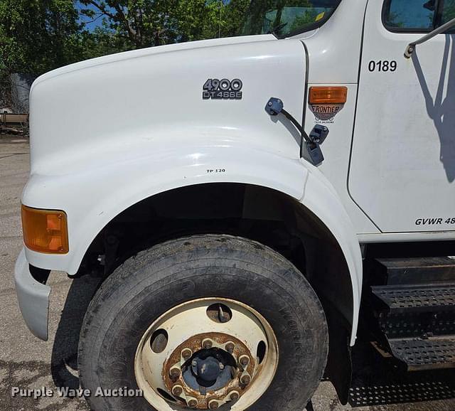 Image of International 4900 equipment image 3