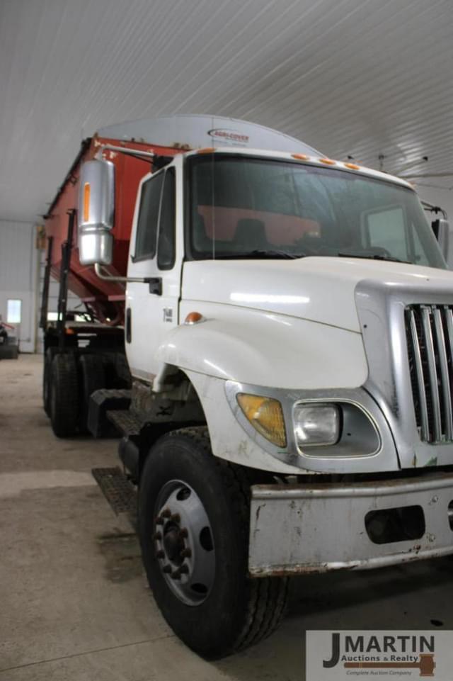 Image of International 7400 equipment image 3