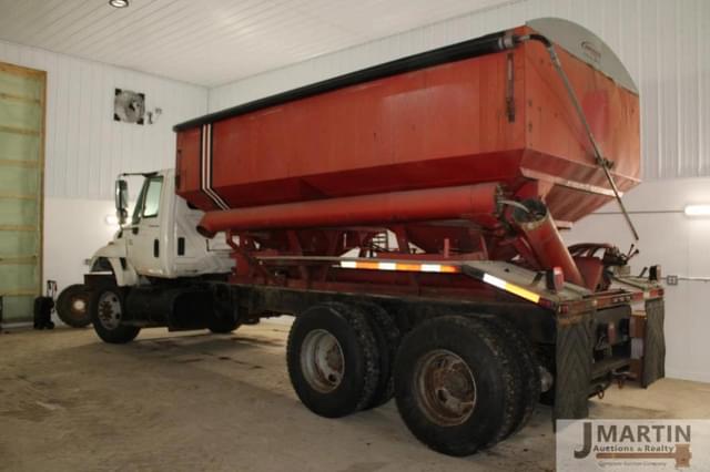 Image of International 7400 equipment image 1