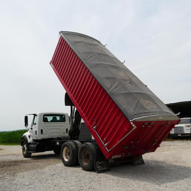 Image of International 7400 equipment image 1