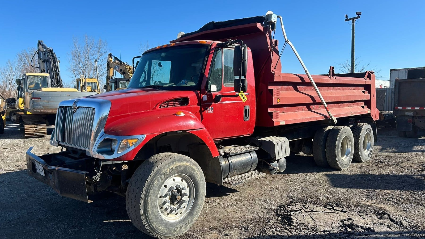 2002 International 7400 Equipment Image0