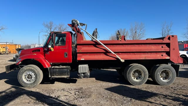 Image of International 7400 equipment image 1