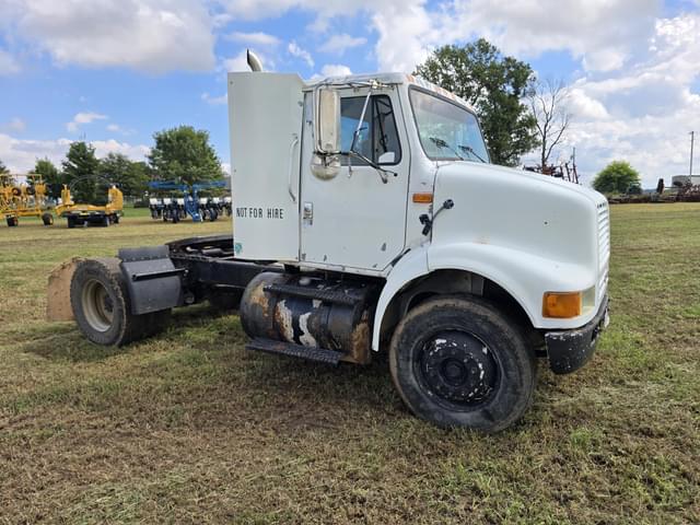 Image of International 8100 equipment image 3