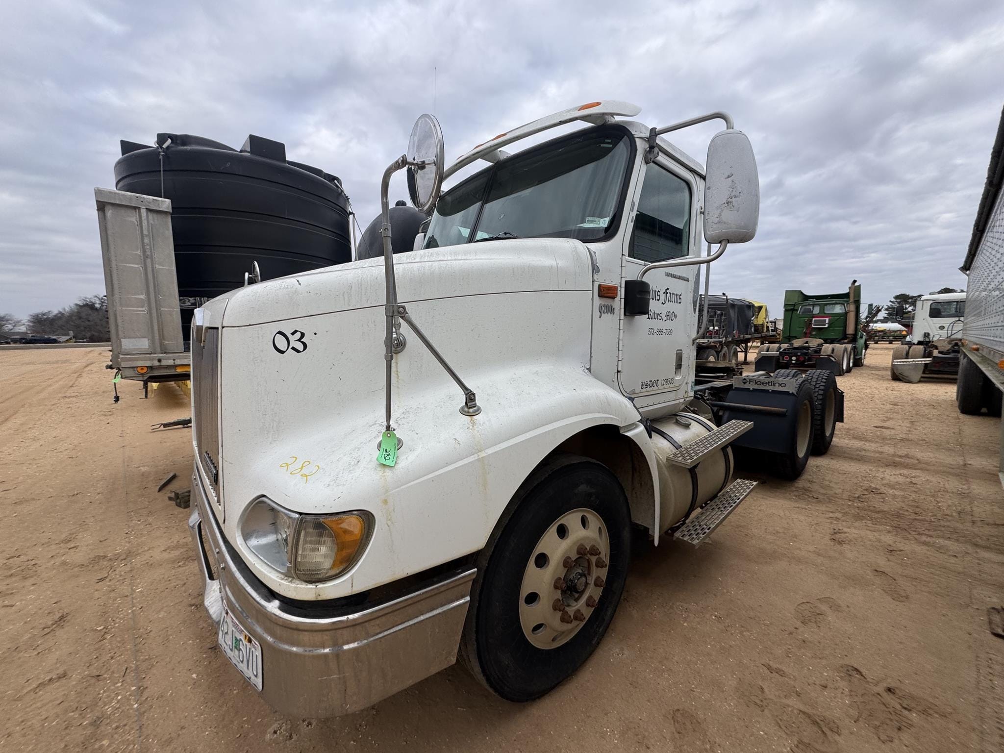 2002 International 9200i Equipment Image0