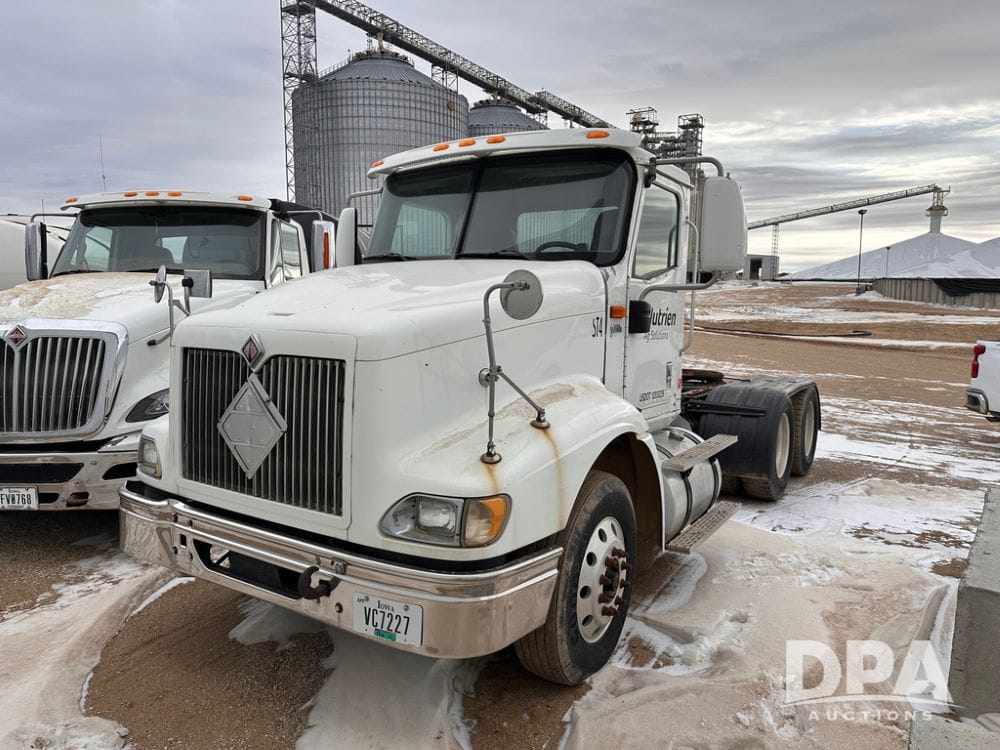 2002 International 9200i Equipment Image0