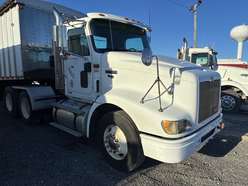 2002 International 9400i Equipment Image0