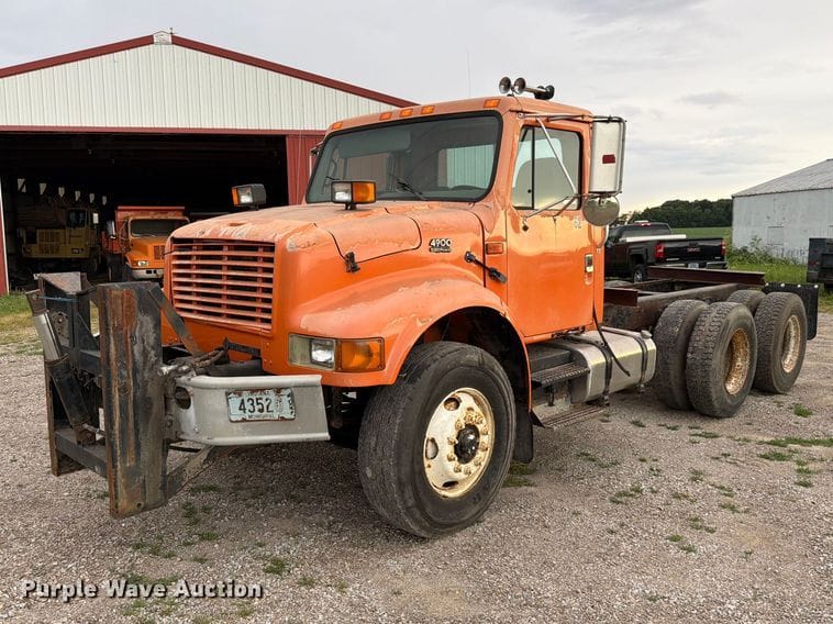 2002 International 4900 Equipment Image0