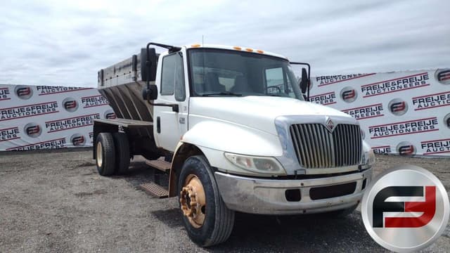 Image of International 4300 SBA equipment image 2