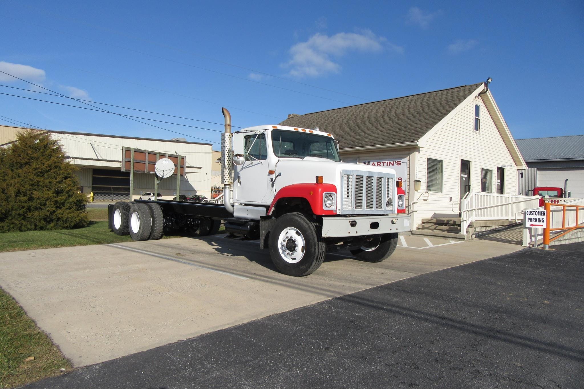 2002 International S2500 Equipment Image0