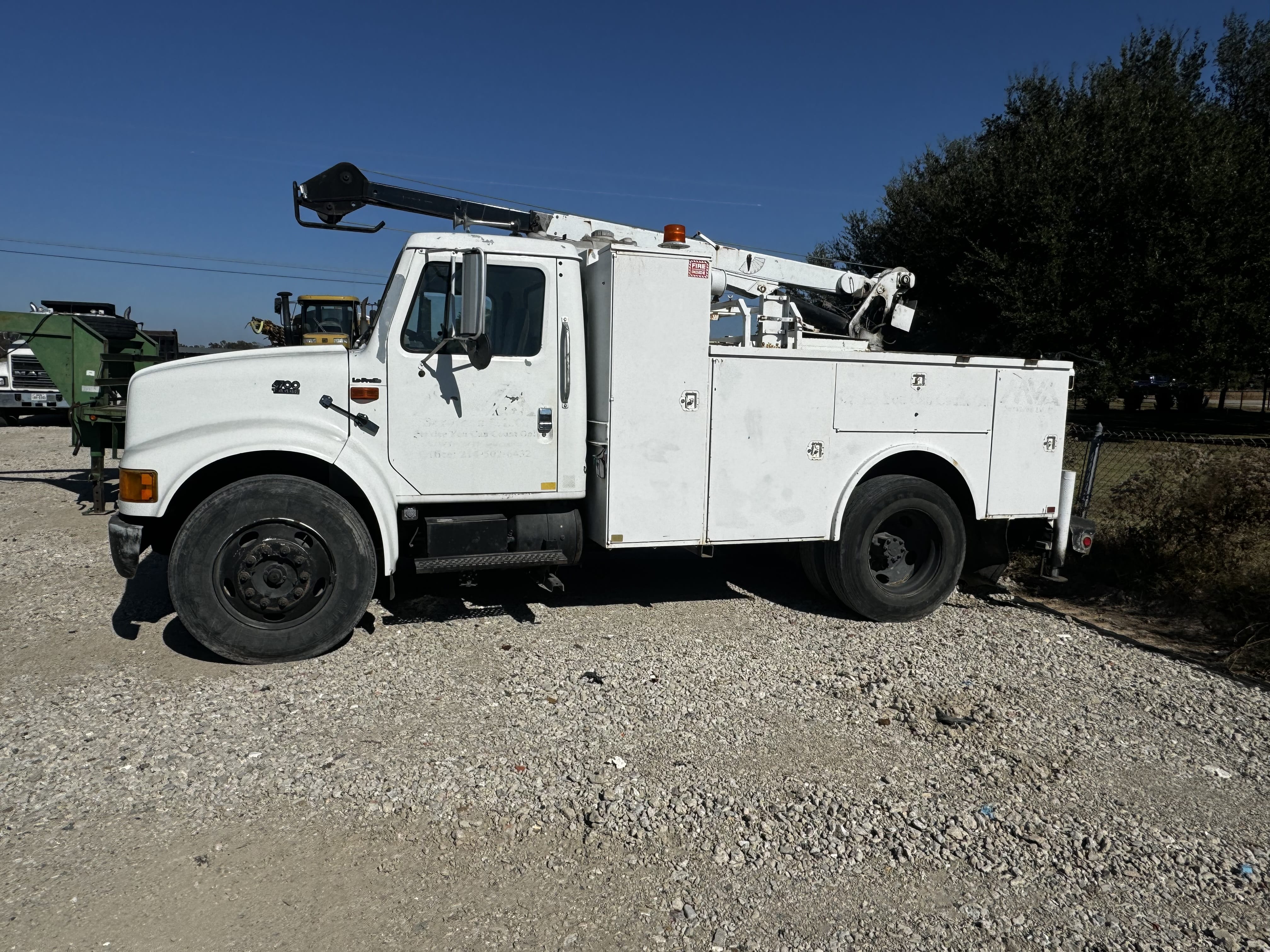 2002 International 4700 Equipment Image0