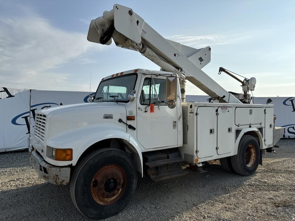 2002 International 4900 Equipment Image0