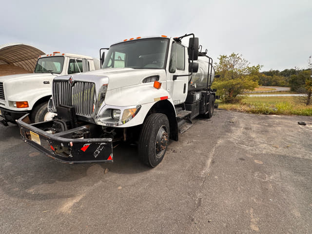 Image of International Workstar 7400 equipment image 2