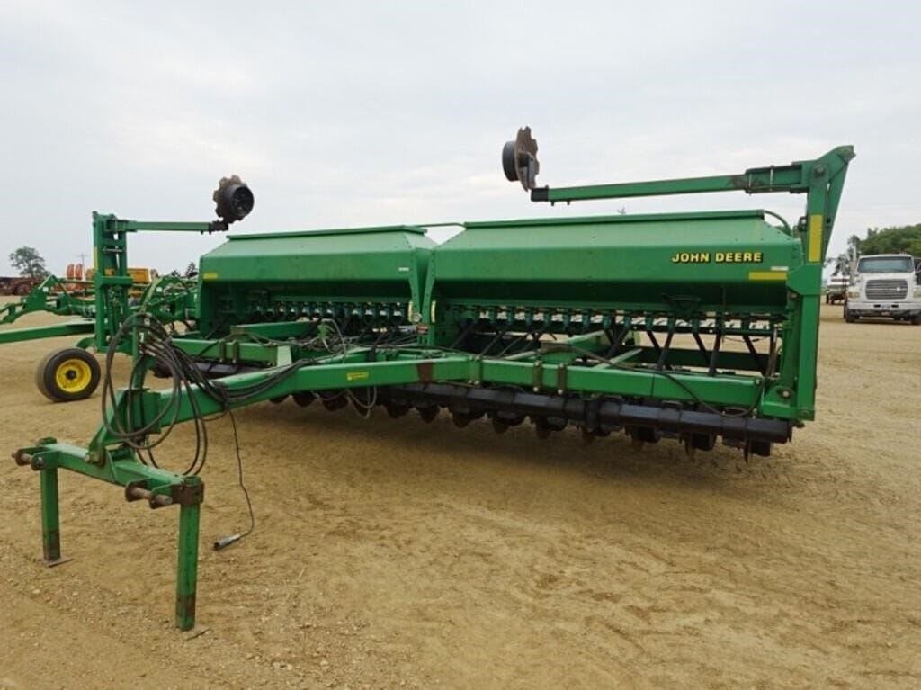 2002 John Deere 1560 Equipment Image0