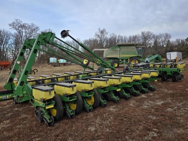 Image of John Deere 1770 equipment image 1