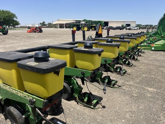 Image of John Deere 1700 equipment image 1