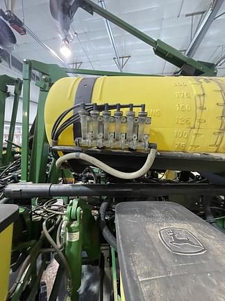 Image of John Deere 1760 equipment image 4