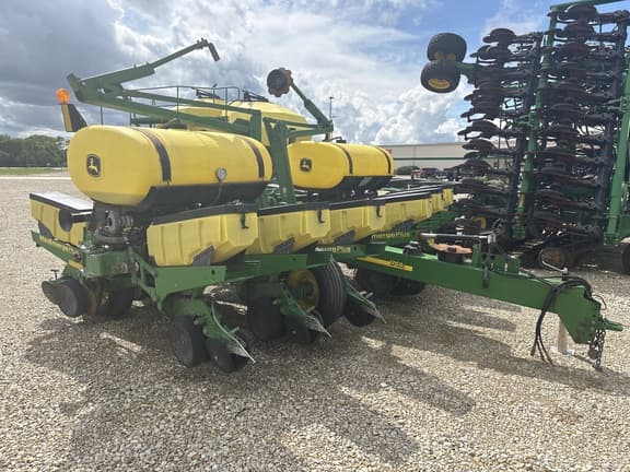 Image of John Deere 1760 equipment image 1