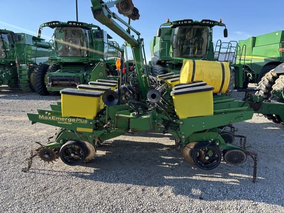 Image of John Deere 1760 equipment image 1