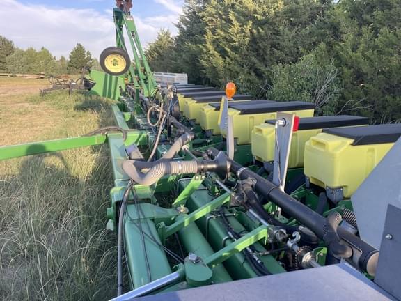 Image of John Deere 1770 equipment image 1