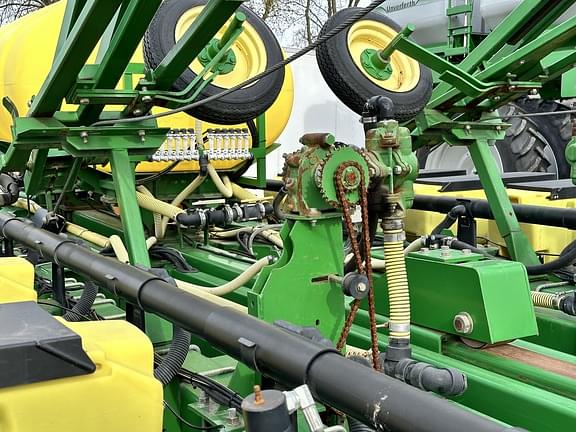 Image of John Deere 1770 equipment image 2