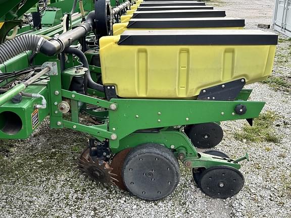 Image of John Deere 1770 equipment image 4