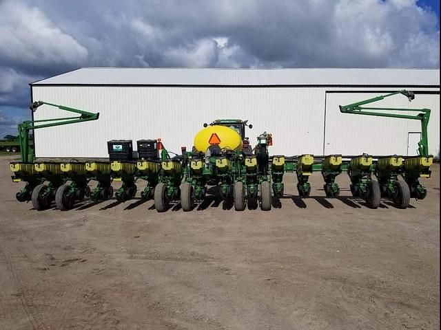 Image of John Deere 1770 equipment image 2