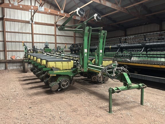 2002 John Deere 1770 Equipment Image0