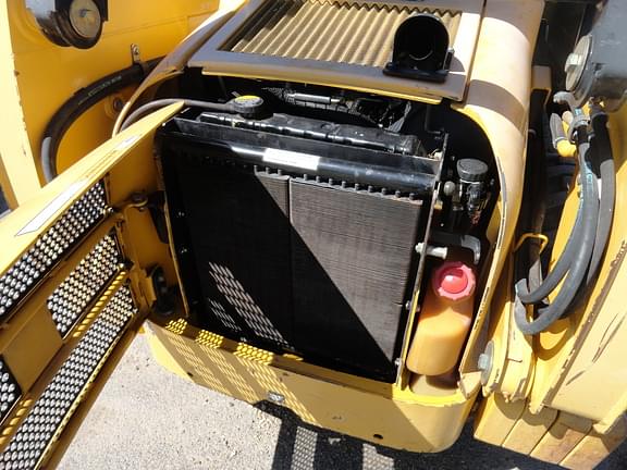 Image of John Deere 250 equipment image 4