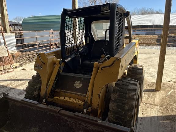 Image of John Deere 250 Series II equipment image 2