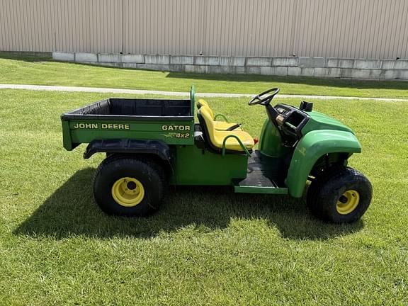 Image of John Deere Gator 4X2 equipment image 4