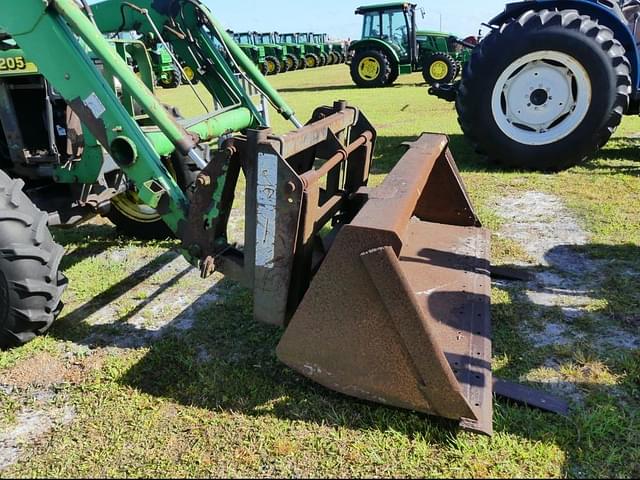 Image of John Deere 5205 equipment image 2
