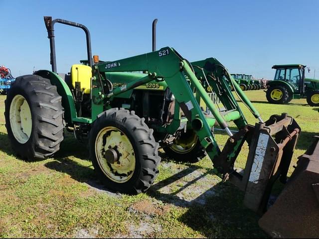 Image of John Deere 5205 equipment image 1