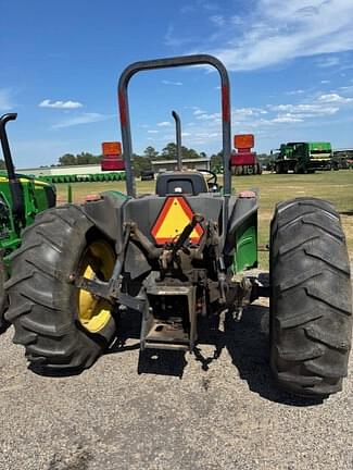 Image of John Deere 5205 equipment image 3