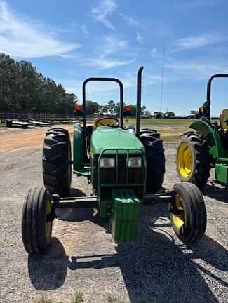 Image of John Deere 5205 equipment image 2